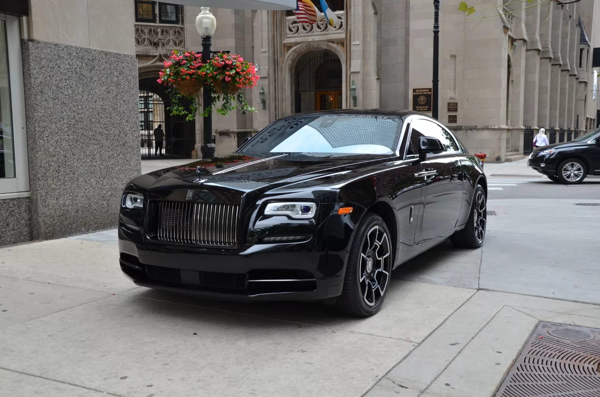 Черный ролс ройс песни. Rolls Royce Ghost 2021 черный. Rolls Royce Wraith Black badge. Rolls Royce Ghost Black badge 2022. Rolls Royce Ghost Black badge.