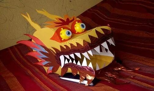 Сделать голову дракона своими руками. Дракон из картона. Китайский дракон маска из картона. Голова дракона из коробки. Голова китайского дракона из картона.