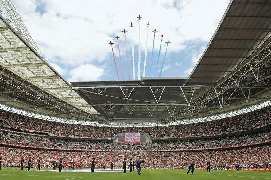 На стадионе расположено. Стадион Уэмбли. Стадион Wembley в Лондоне Фостер. Лондонский стaдион «Уэмбли».