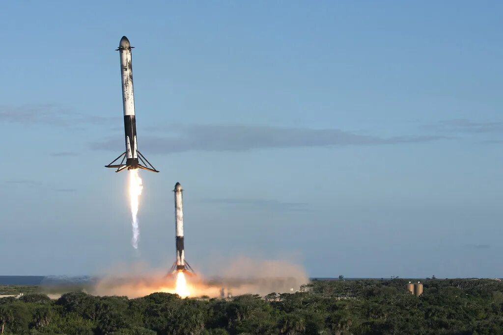 Ракеты. Ракета фалькон хеви. Ракета spacex. Ускорение ракеты на старте. Физика полета ракеты.