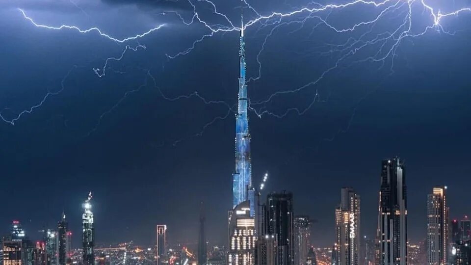 Дубай дождь сегодня. Молния Бурдж Халифа. Дождь в Дубае. Гроза в Дубае. Дождливый Дубай\.