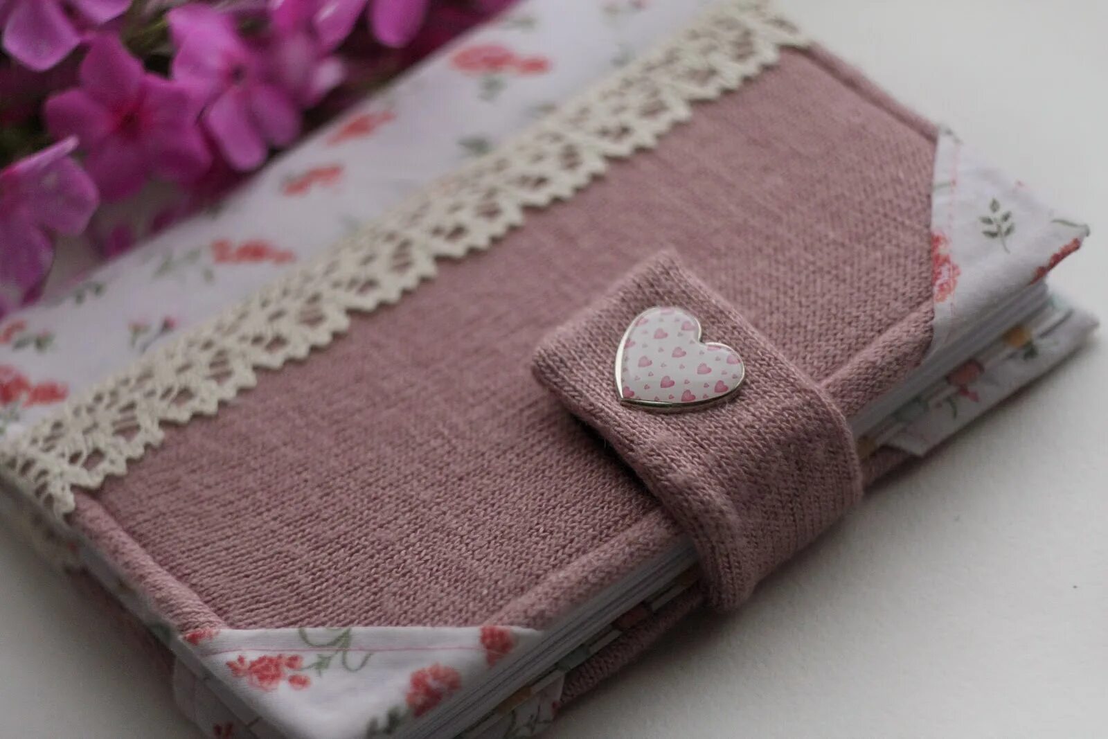 книжка из цветного картона. сделать маленькую обложку. красивый альбом своими руками. самодельные блокноты из бумаги. декор записной книжки.