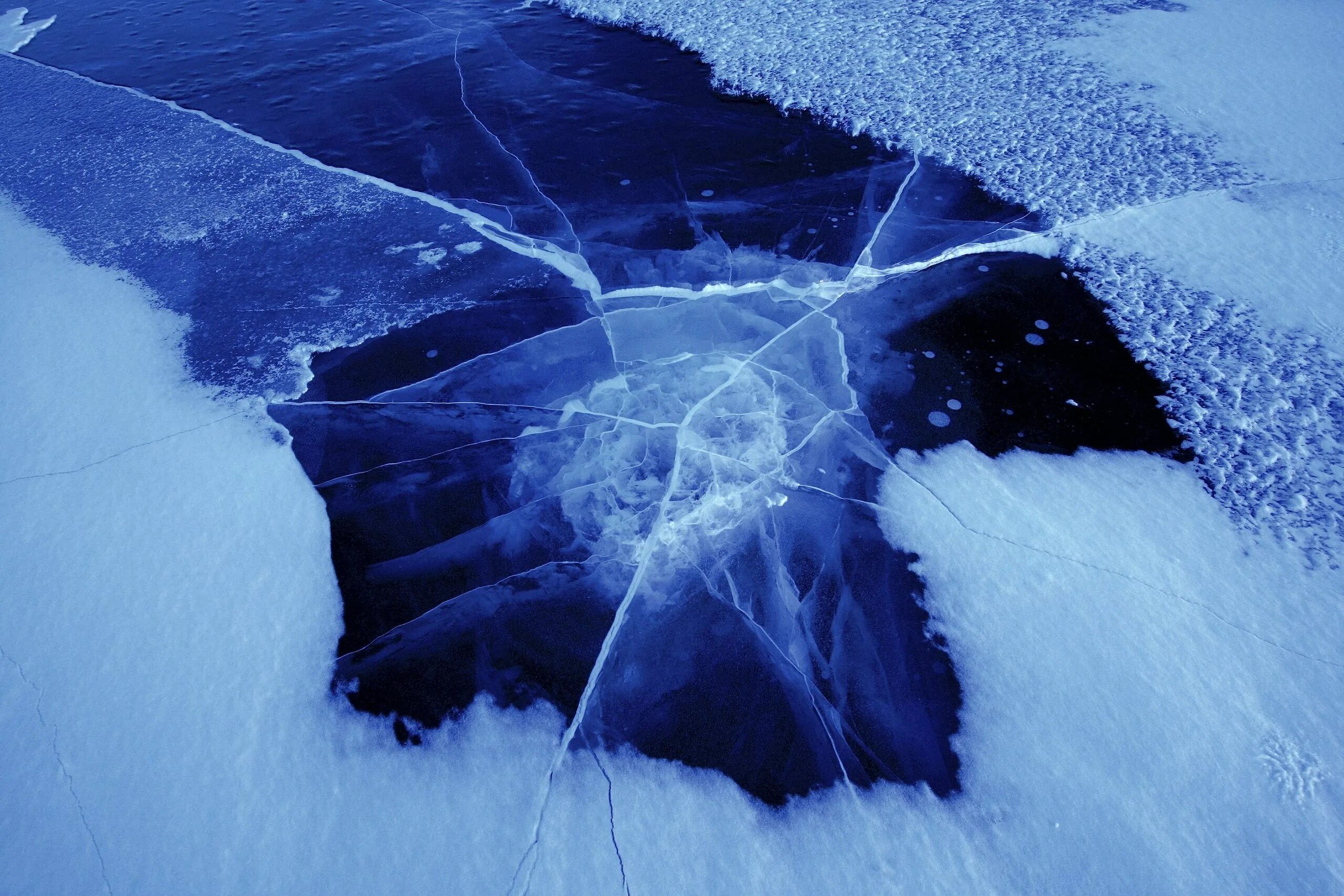 Эстетика льда и снега. Треснувший лед. Трещины на льду. Лед Эстетика.