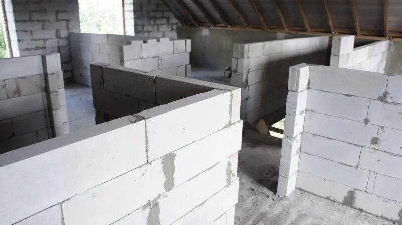 Блок перегородочный газосиликатный 100. Газобетонные перегородки 100 мм. Первый ряд газобетона. Газобетонные перегородки 100 мм. Блок перегородочный газосиликатный 100 мм.
