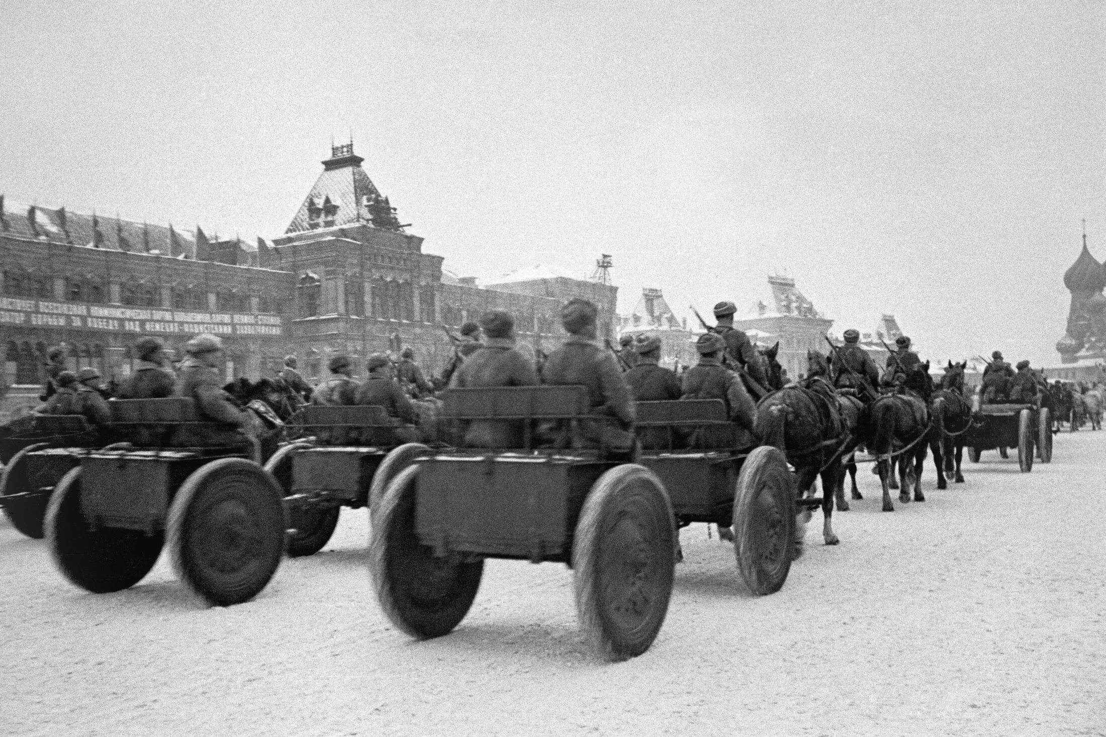 Парад 1941 года на красной площади. Парад 7 ноября 1941. Парад на красной площади 1941 битва за Москву. Парад 7 ноября 1941 года в Москве на красной площади. Военный парад 1941 г