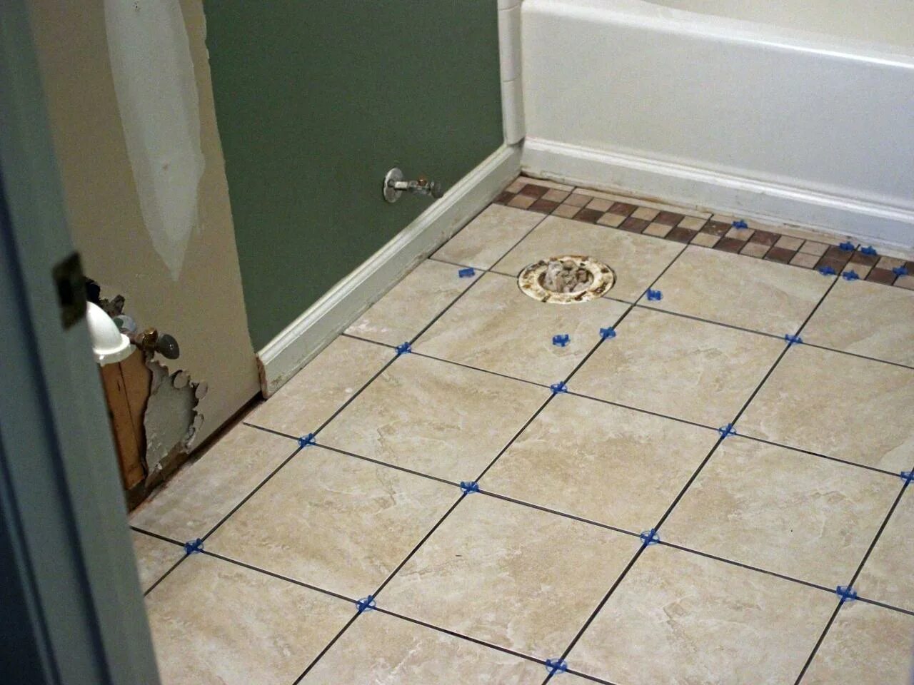 Половая плитка для ванны. Укладка плитки на пол. Плитка на пол в ванную по диагонали. Плитка для пола в ванной комнате. Плитка на пол в ванную укладка.