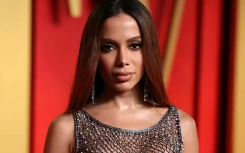 Anitta aparece com seios à mostra ao vivo em estreia de programa do SBT.
