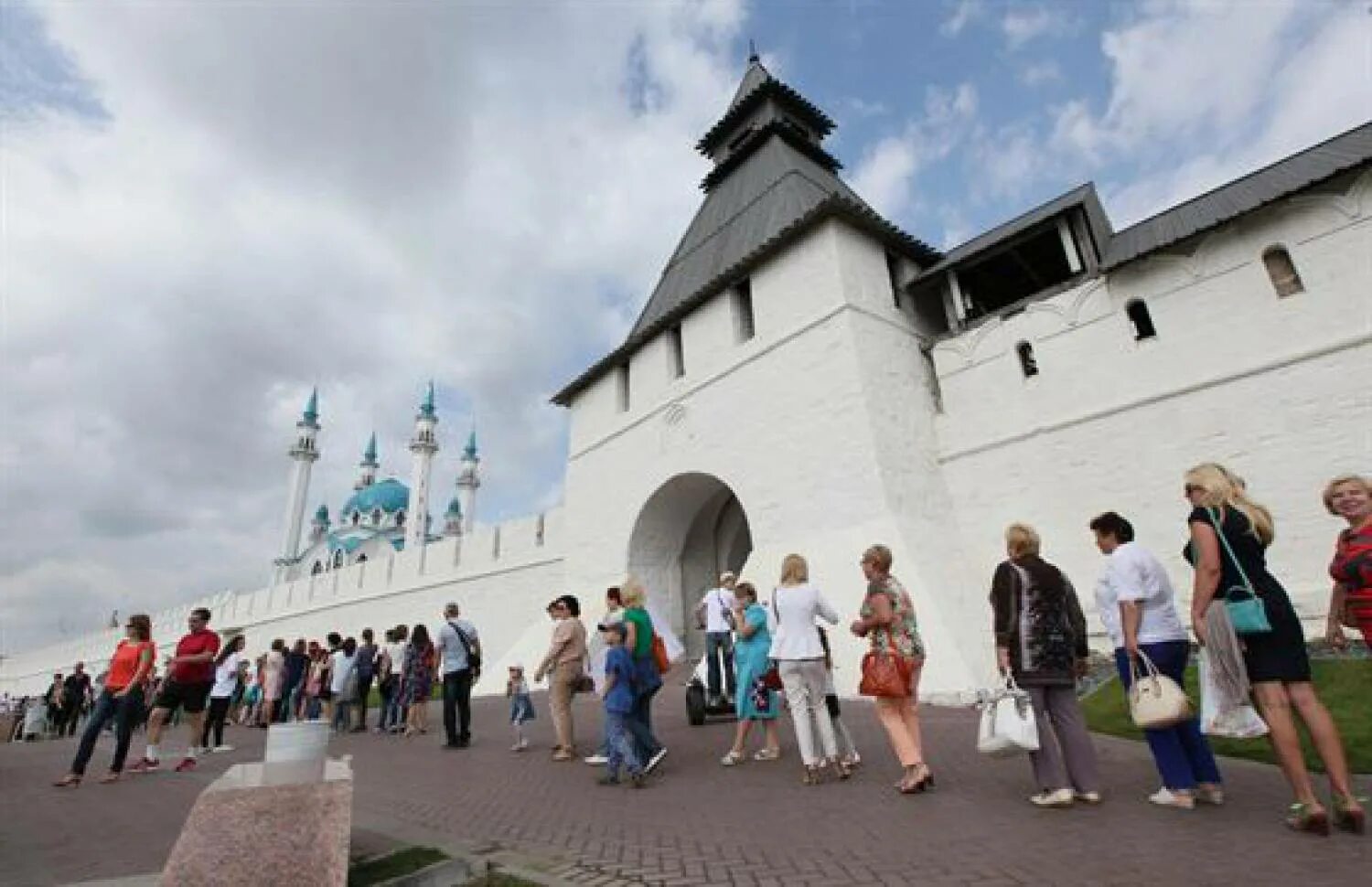 Экскурсанты Казань Кремль. Экскурсоводы Казанского Кремля. Пешеходная экскурсия в Казанский Кремль. Казанский Кремль Казань туристы.