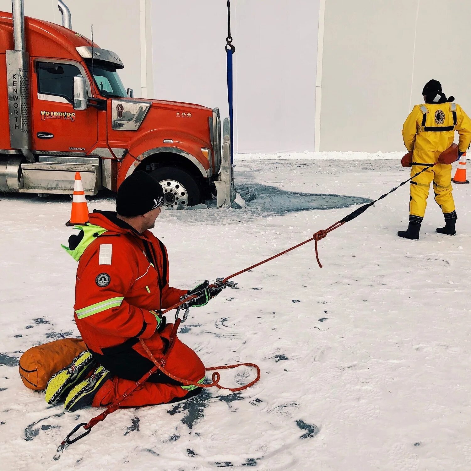 Ледовый драйв. The Ice Road 2021. Ледяной драйв 2021. Ледяной драйв кадры.