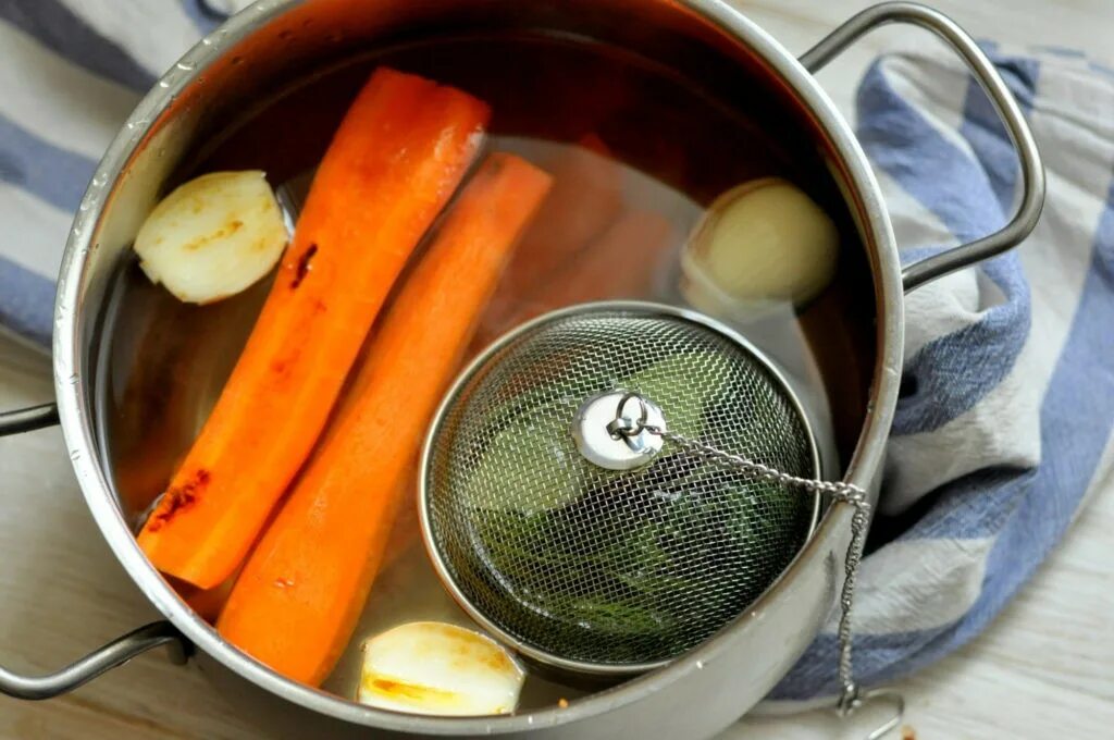 Консоме овощное. Бульон с овощами. Подпеченные овощи для бульона. Овощи в кастрюле. Как приготовить овощи в кастрюле