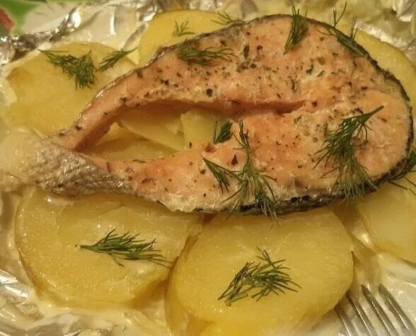 Красная рыба запеченная в духовке с картошкой. Форель в духовке в фольге с картошкой. форель в духовке с картошкой. стейки форели в духовке с картошкой. красная рыба в духовке с картошкой.