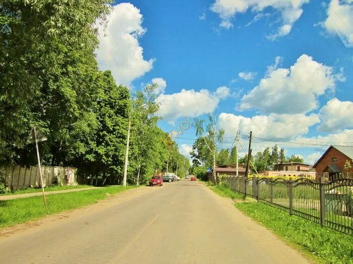 Поселок снегири подмосковье памятник. Поселок Снегири Истринский район. Снегири коттеджный поселок Рязань. Школа в Снегирях Истринского района. Г Снегири Московская область.