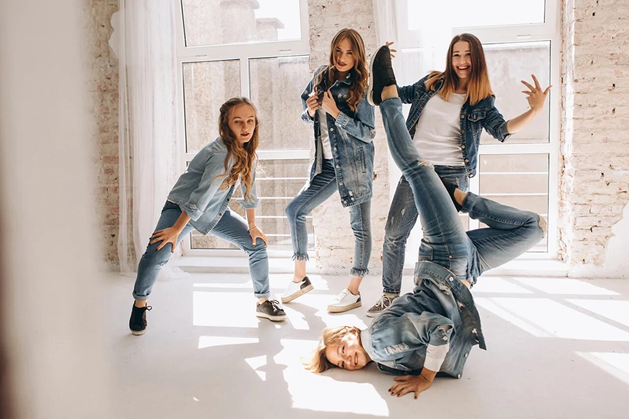 Молодежь в джинсах. Танец девушки в джинсах. Групповая фотосессия в джинсах. Девушка в джинсах танцует.