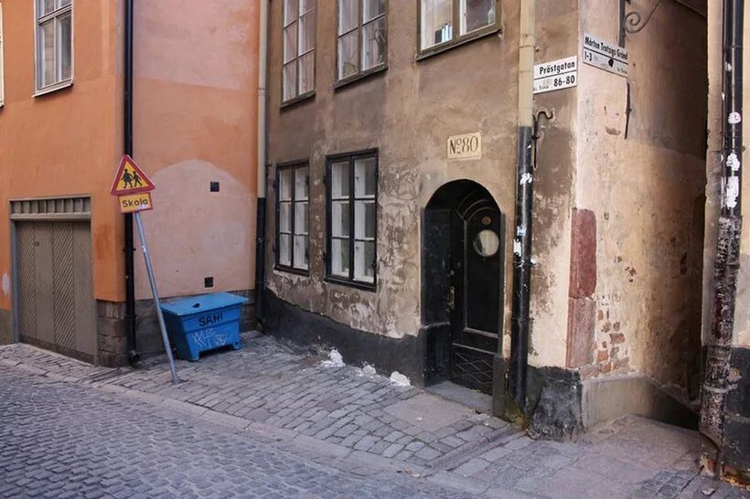 Переулок Мортена Тротзига в Стокгольме. Переулок Мортена Тротзига. Самый узкий переулок в мире.