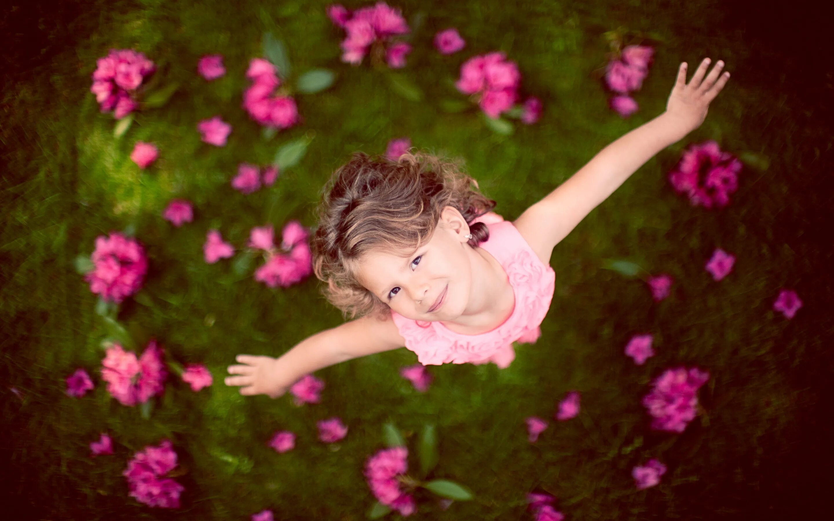 Дети цветов 4. Девочка. Маленькая радость. Цветы для детей. Маленькая девочка в цветах.