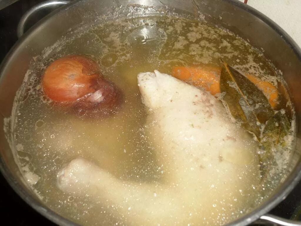 Бульон для супа из курицы. Курица с бульоном в кастрюле. Куриный бульон. Суп в кастрюле. Бульон из курицы в кастрюле.
