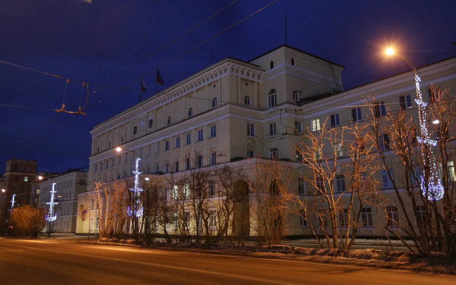 Мурманск нападение. Мурманск здание правительства. Правительство Мурманской области. Правительство Мурманской области фото. Кобытев правительство Мурманск.