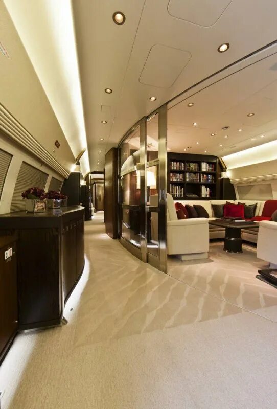 Премиальный сегмент товаров. Люксовый сегмент. Люксовый сегмент. Люксовые бренды. Сегмент масс маркет.