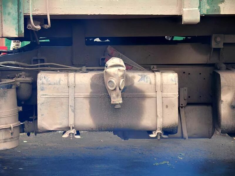 Бак вмещающий. Противогаз на баке грузовика. бензобак распил. противогаз на бензобаке зачем. зачем вешают противогаз на бензобак.