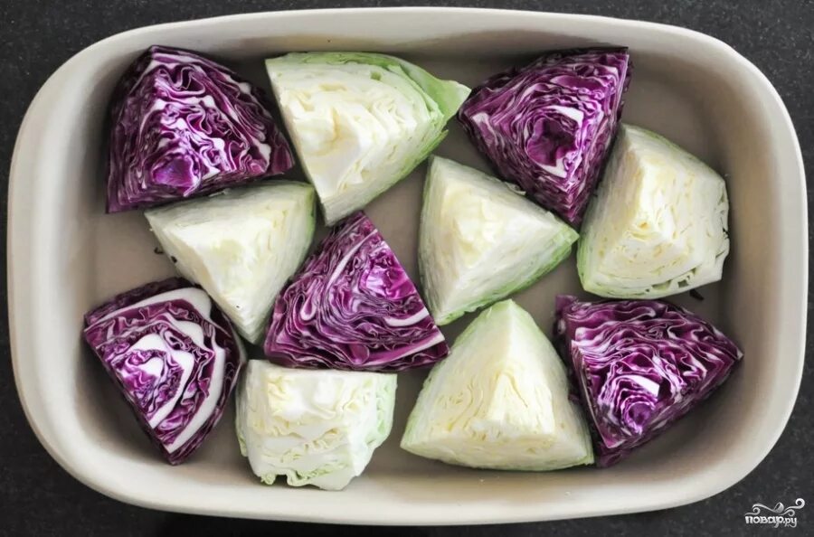 Запеченная капуста кусками в духовке рецепт. Краснокочанная капуста стейк. белокочанная капуста запеченная. красная капуста запеченная в духовке. запеченная капуста стейки краснокочанная.