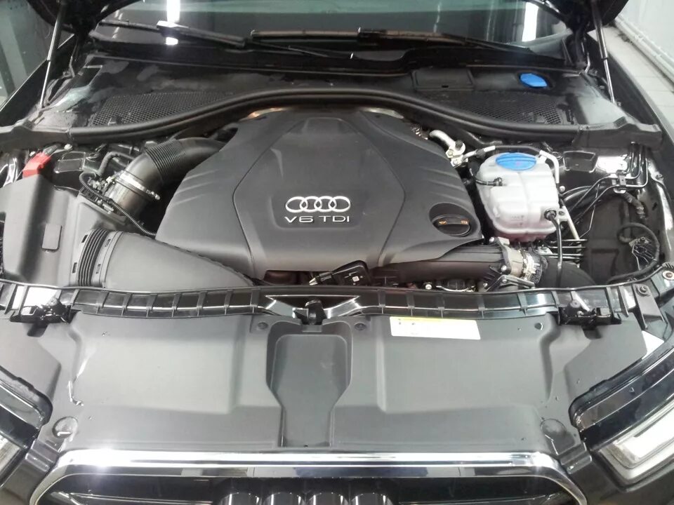 Ауди а6 с7 моторный отсек. Ауди а7 3.0 TFSI моторный отсек. Audi a6 2019 под капотом. Audi a6 c6 подкапотное.