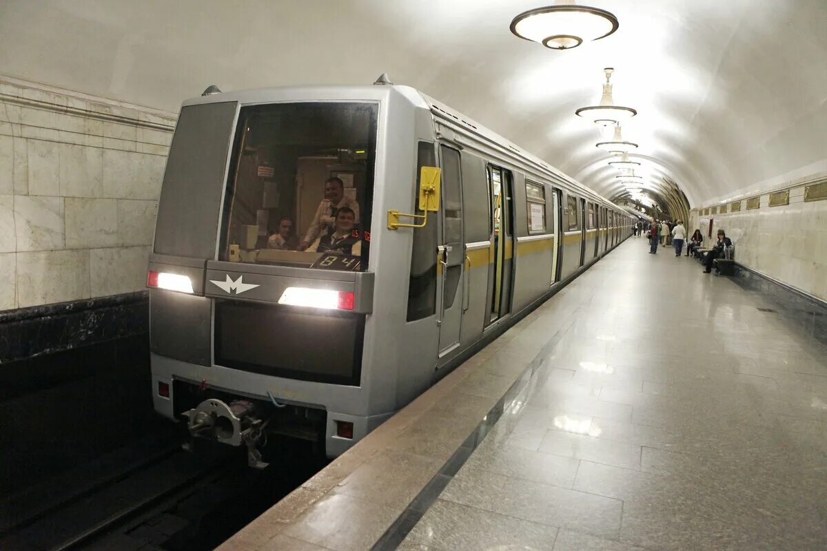 Парад поездов метро Москва Яуза. Поезд метро Москва. Яуза вагон метро. Парадная Яуза метро.