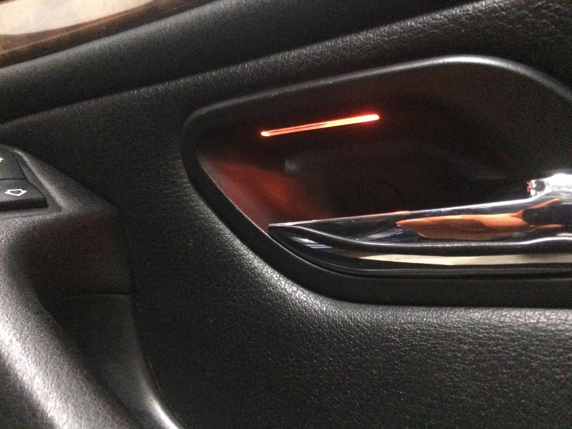 Подсветка внутренних ручек дверей бмв g11. Подсветка внутренних ручек. Пассат б6 ручка внутренняя. Подсветка внутренних ручек. Подсветка ручек джетта 6.