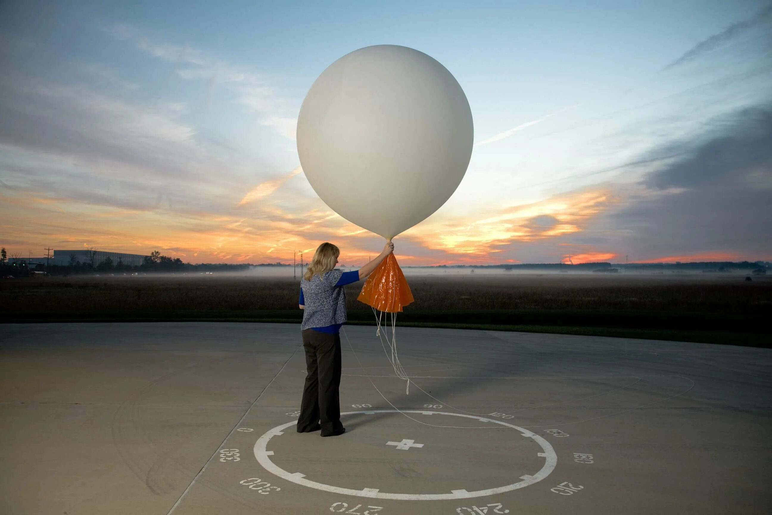 Шар зонд объемом 90 м3. Метеорологический воздушный шар. Шар зонд. Метеорологические шары-зонды. Метеозонд шар.