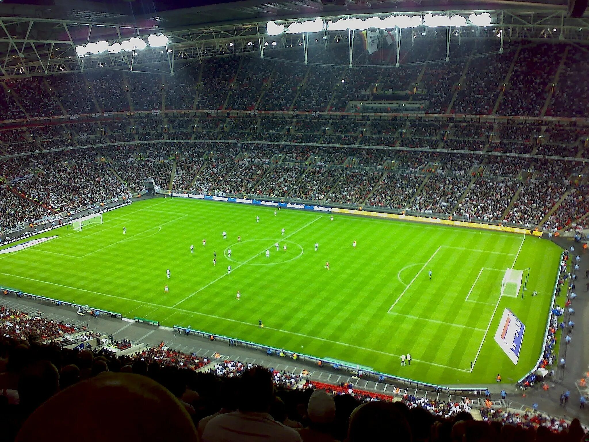 Стадион сверху. Стадион Уэмбли поле сверху. Stadium Wembley grass. Футбольное поле. Футбольный стадион сверху.
