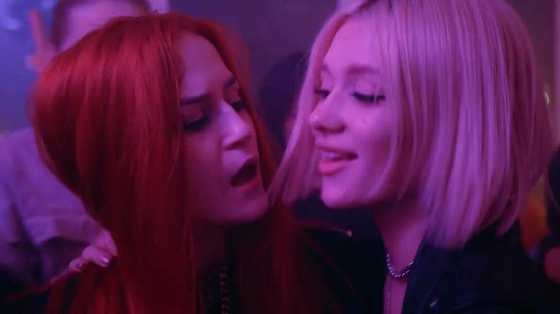 Группа кис-кис. Кис кис исполнительница. Барабанщица кис кис родители. Кис кис обои. Поп панк тайп бит кис кис\.