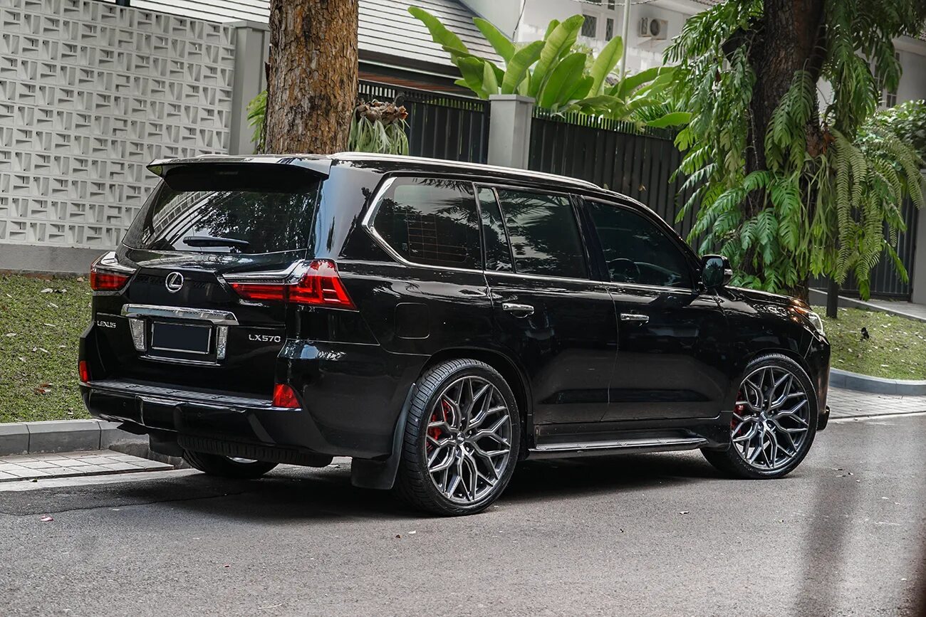 Диски на лексус 570. Lexus LX 570 Wheels. Lexus lx570 r21. Лексус 570 на Vossen. Lexus LX 570 черный 22 колеса.