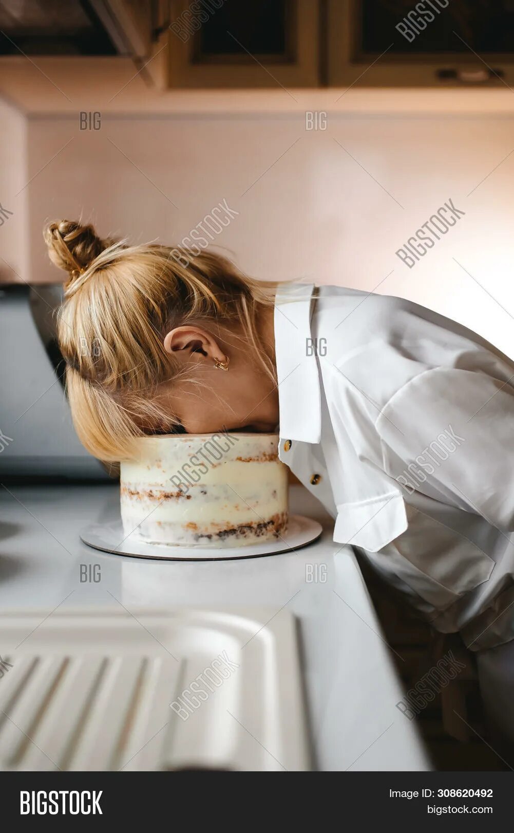 Девушка лицом в торт штырь. Торт с лицом женщины. Фотосессия с тортом в лицо.