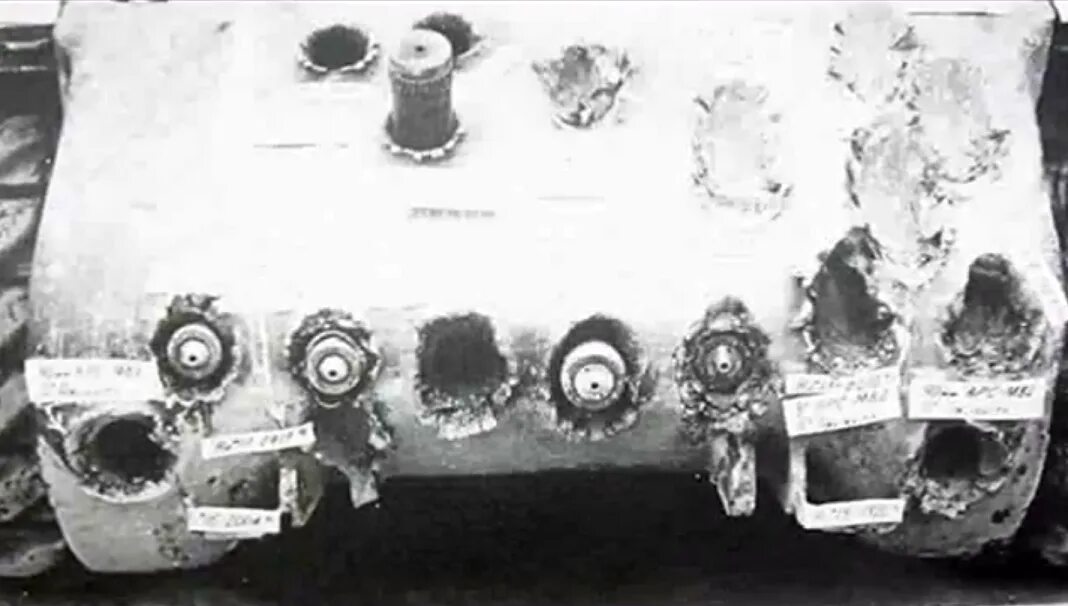 Т 34 после попадания снаряда тигра. Попадание 152 мм снаряда в танк т 72. Кумулятивный снаряд т34. Пробитая броня танка тигр.