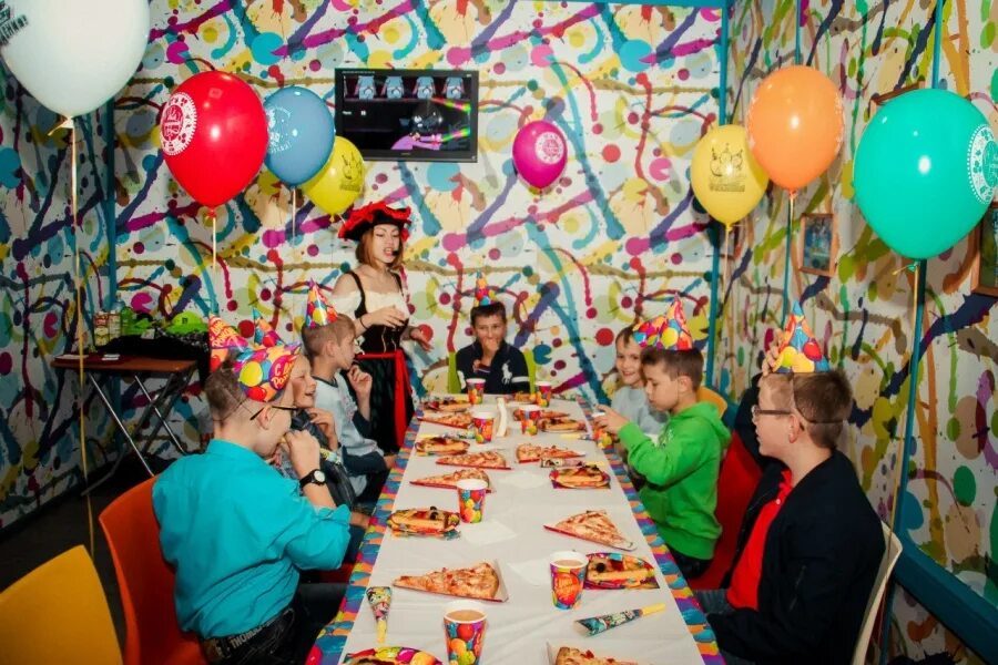 Отметить день рождения в смоленске. Детский день рождения в пиццерии. Детский праздник в Костроме. Детский день рождения в пицце фабрике. День рождения в пицца фабрика.
