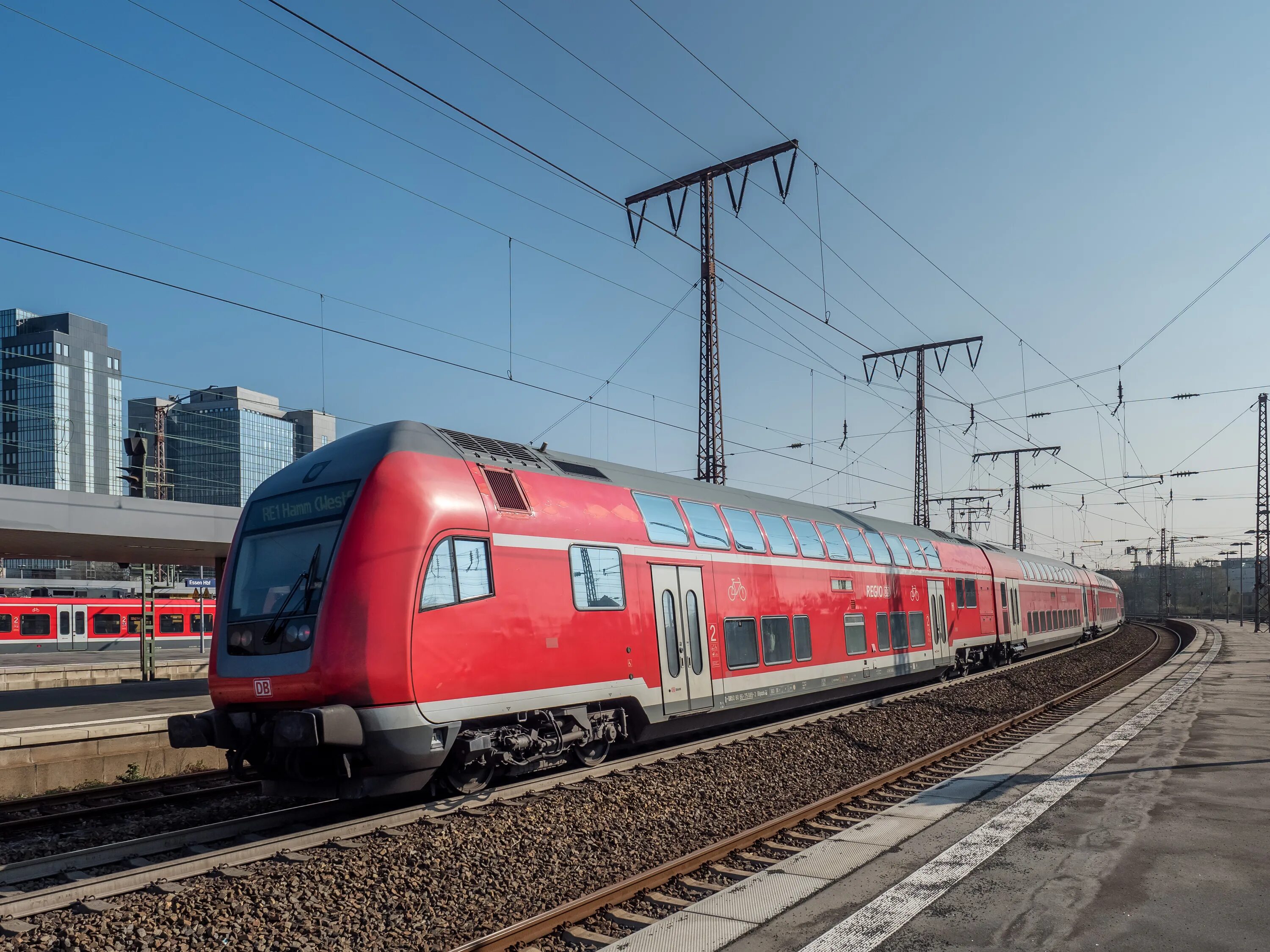 Как называется поезд. Двухэтажный пассажирский вагон db regio. deutsche bahn вагон пассажирский. двухэтажные поезда германии. поезд regio.