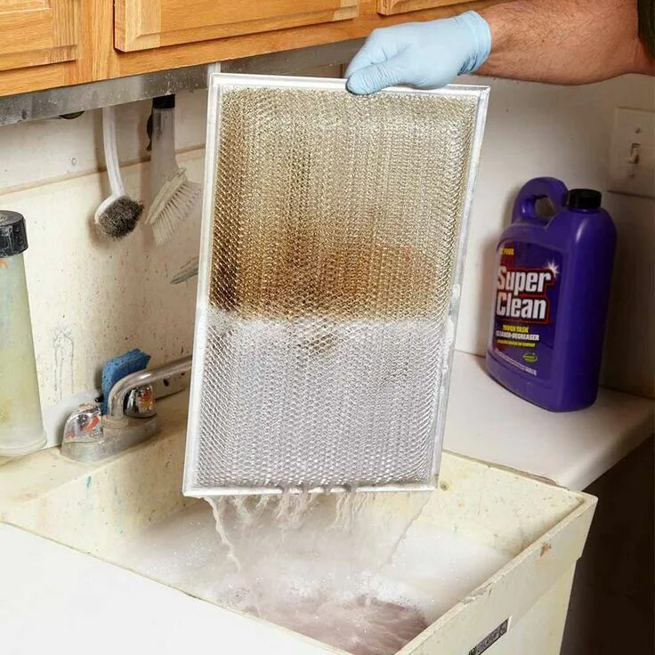Очистить вытяжку от жира в домашних. Грязный фильтр от вытяжки. Отмываем кухню от жира. Очистка вытяжки от жира. Как очистить вытяжку от жира.