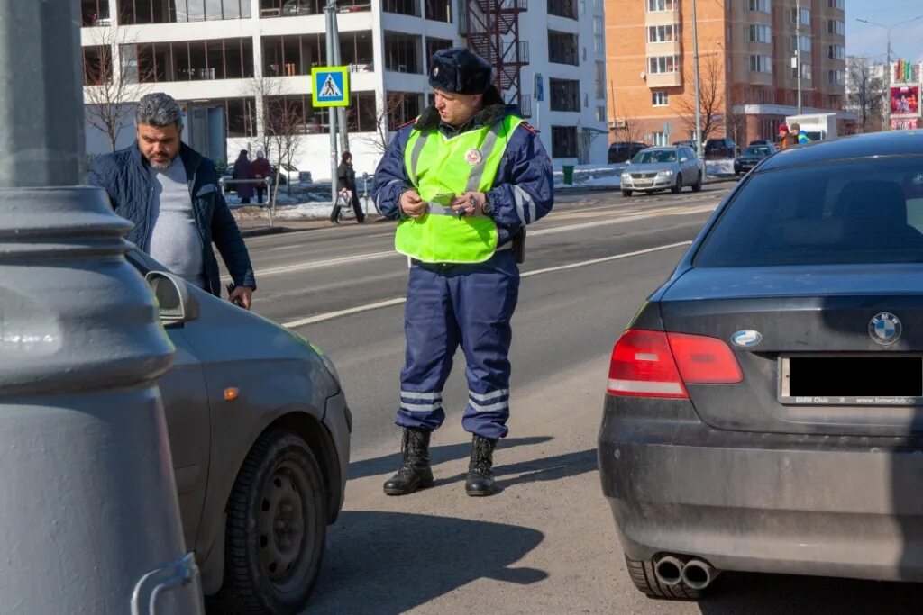 Инспектор гибдд. Гибдд штрафует. Дпс видео нарушение. Инспектор дпс на дороге. Дом краснодарского гаишника.