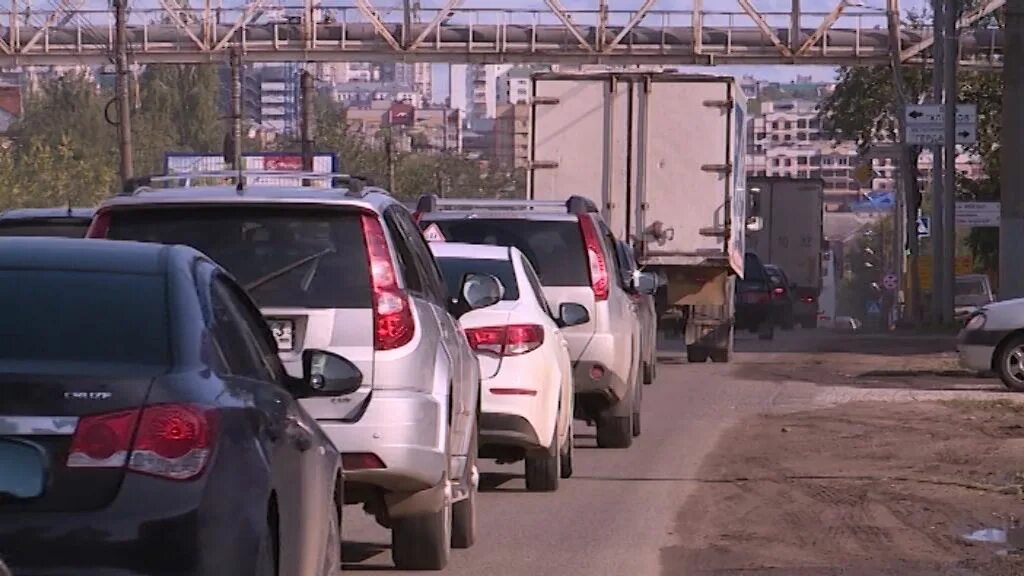 Движение в кирове сегодня. Пробки в кирове. автомобили пробки в кирове. пробки кирова. пробка на ленина киров сейчас.