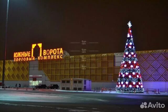 Памятник в южном парке бишкек. Елки южные ворота. Ёлка новый год магазин. Южные ворота логотип. Торговый комплекс южные ворота в москве.