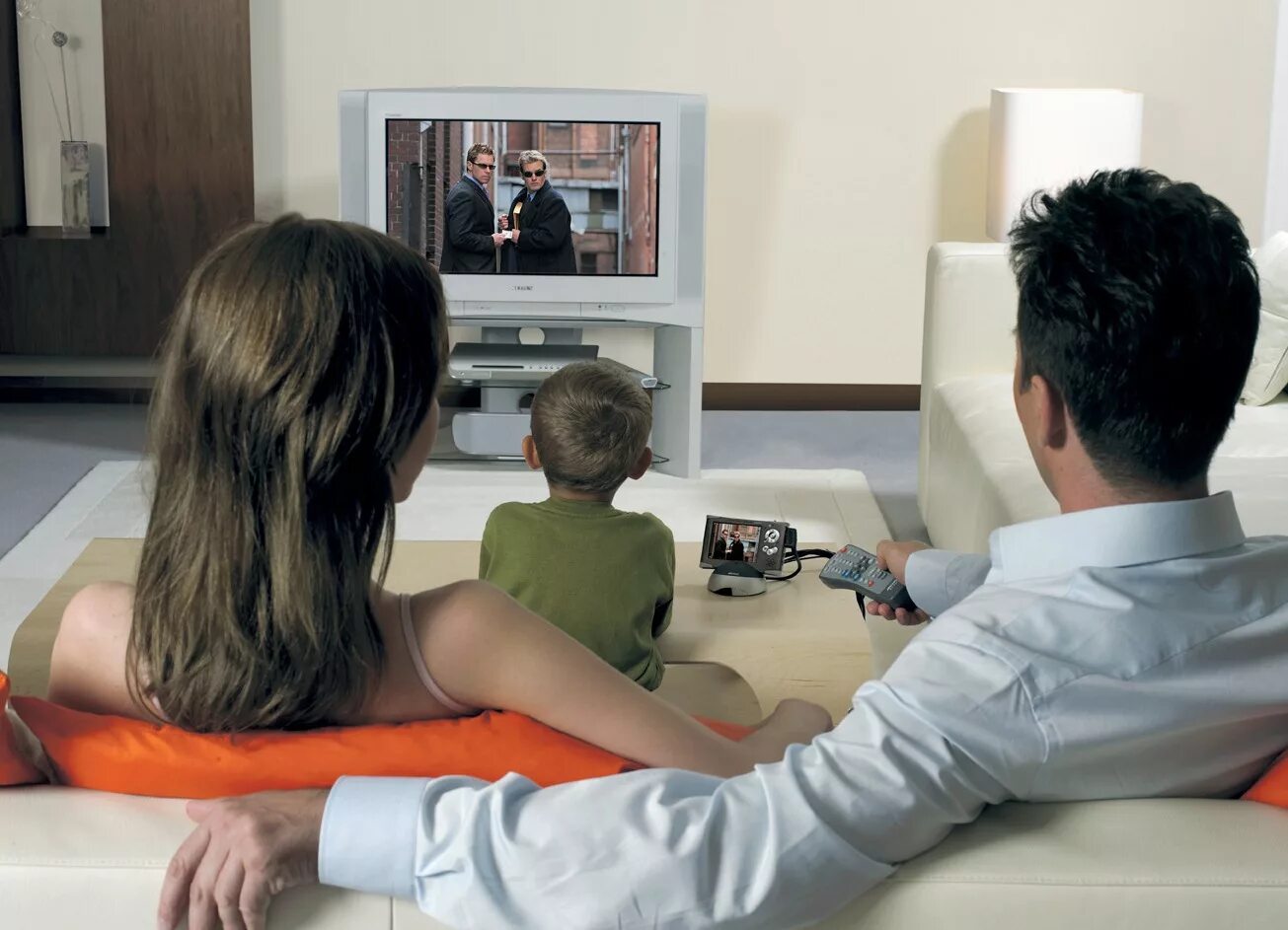 Человек перед телевизором. Семья перед Телеком. Семья у телевизора. Телевизионная зависимость.
