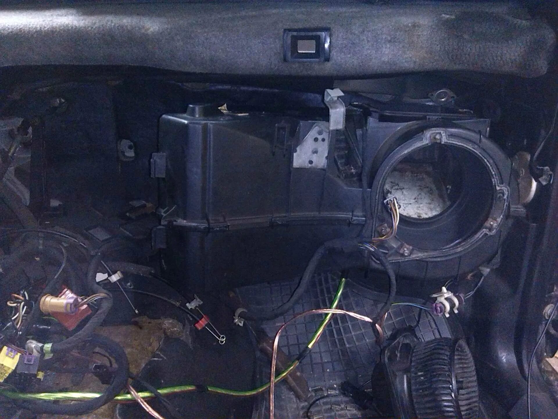 Suzuki jimny печка проводка. Печка пазика. Автономка ман тгс 440. Кран печки jimny. Моторчик заслонки печки даф 105.