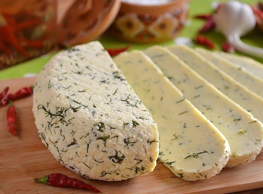 Сыр. Домашний сыр. Домашний сыр из молока. Домашний сыр с зеленью.