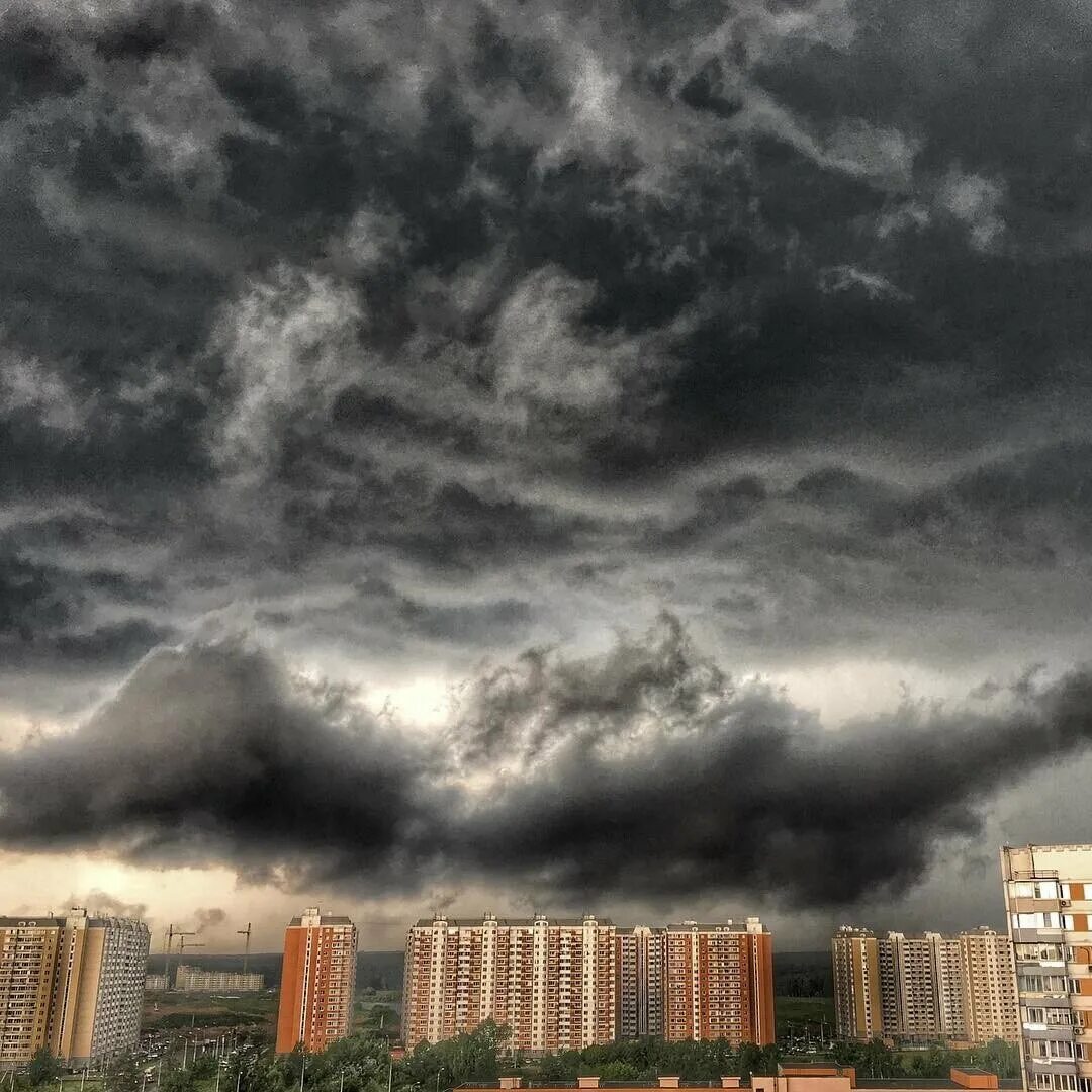 Шторм в Москве буря. Тучи над городом. Москва пасмурно. Пасмурное небо.