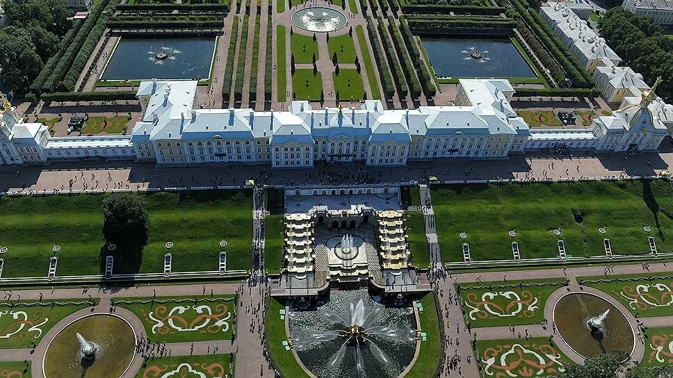 Дворцы построенные петром 1. Большой Петергофский дворец Растрелли. Большой дворец в Петергофе Растрелли 18 век. Петергоф при Петре 1. Петергоф в 1705 году.