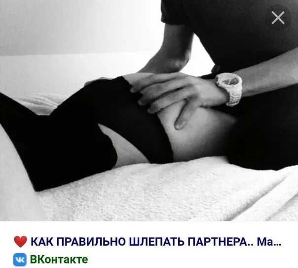 Девушка с белым поясом трахает себя самотыком лежа на спине