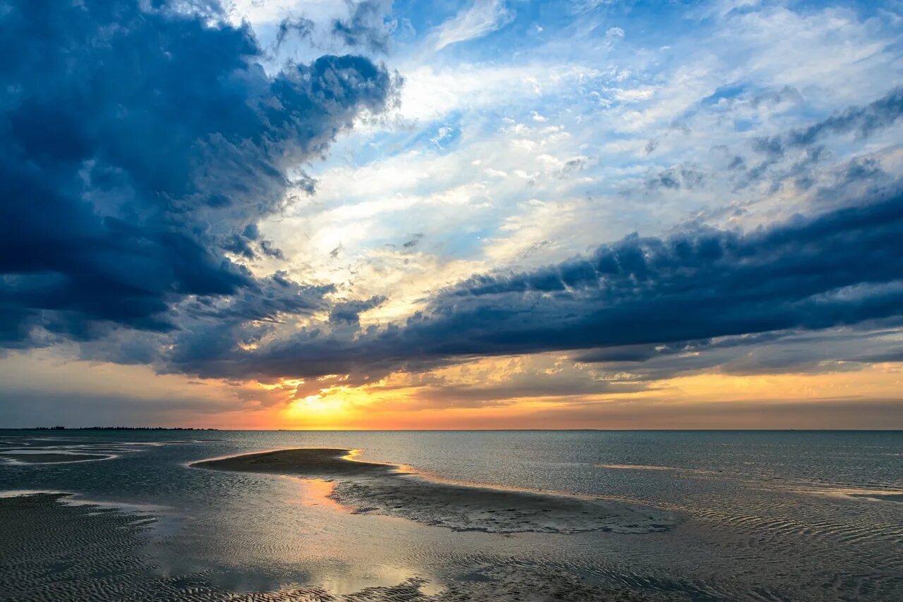 Байкал ледовые сопки. Каспийское море или озеро байкал. Сообщение на тему байкал жемчужина сибири. Каспийское море дна на море. Озеро байкал интересные факты.
