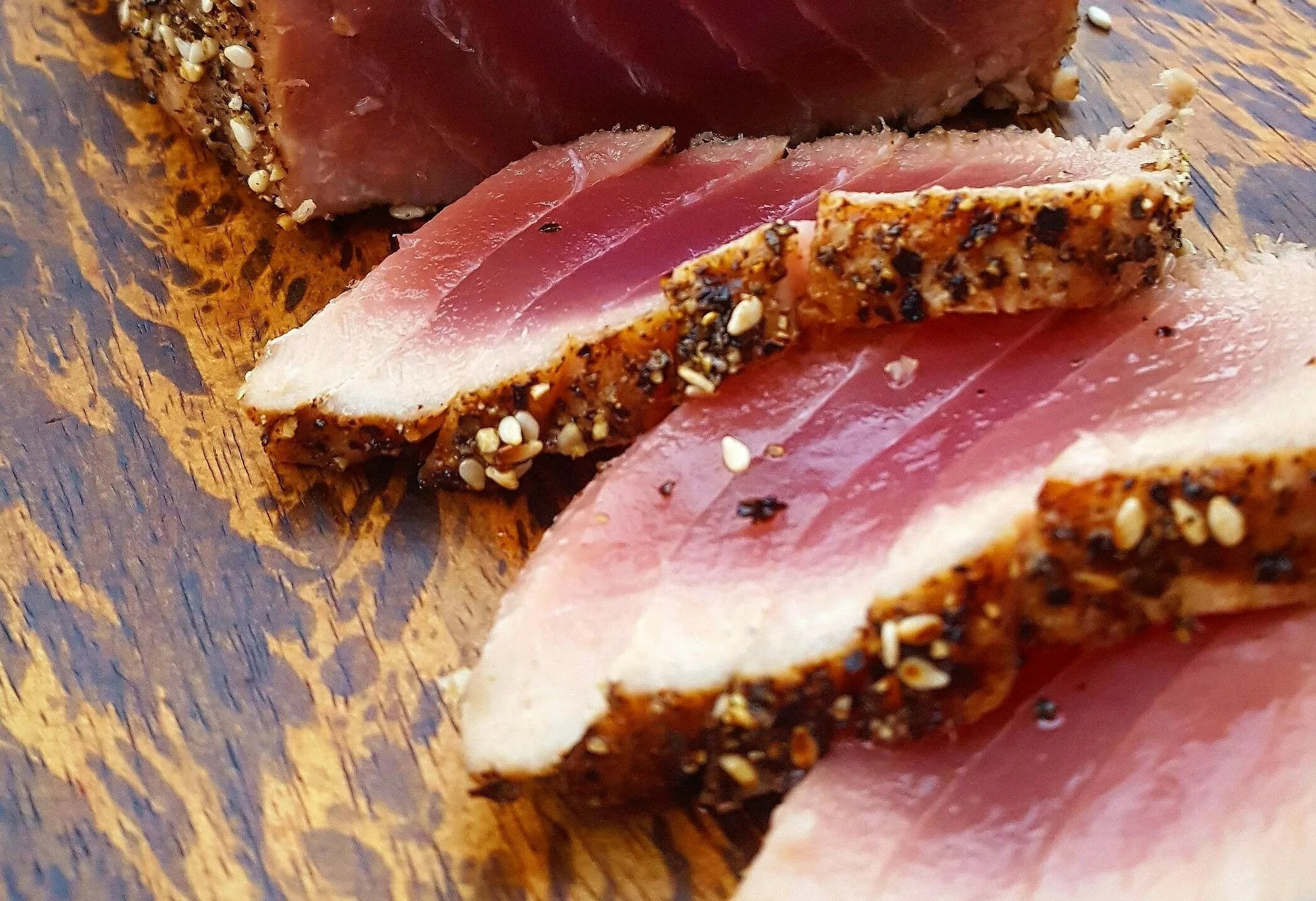 Тунец быстро и вкусно. Тунец жареный. стейк тунца. жареный тунец в разрезе. тунец мясо жареное.