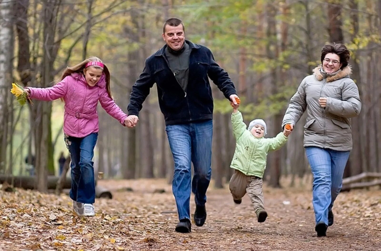 Семья на прогулке. Прогулка с родителями. Прогулки на свежем воздухе для детей. Дети на прогулке.