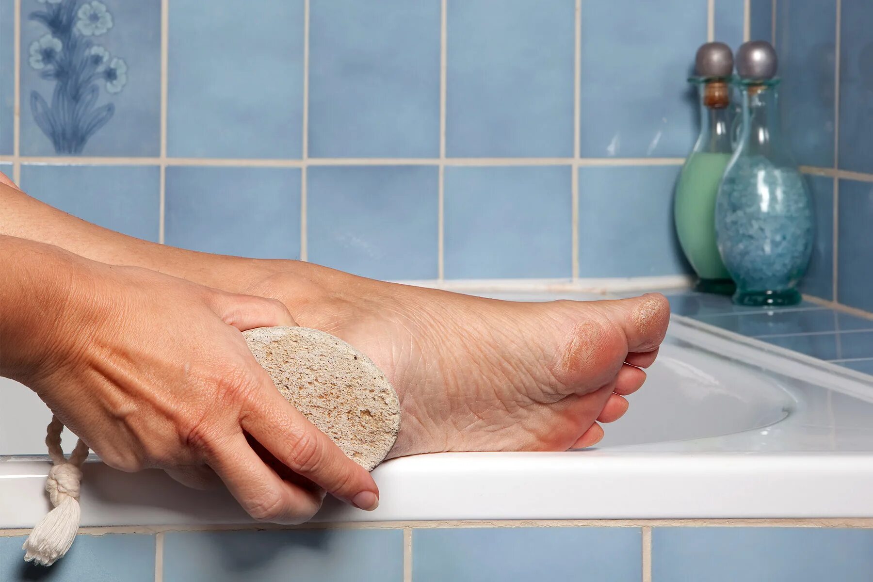 Мытье ног. Гигиена ног. Моет ноги. Неприятный запах мыла