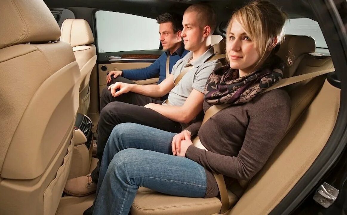 Есть ли ехать. Пассажир автомобиля. Пассажир на заднем сидении. Пассажиры в салоне автомобиля. Пассажиры на заднем сидении автомобиля.